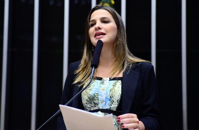 Filha de Garotinho afirma que ex-governador foi colocado na "cova dos le&otilde;es"