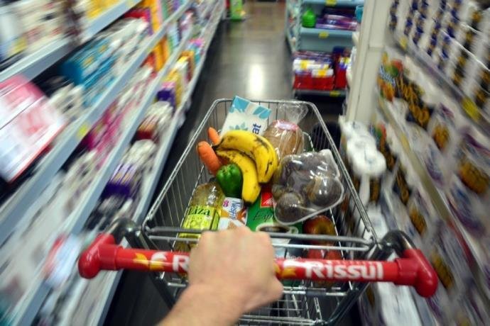 Pre&ccedil;os de alimenta&ccedil;&atilde;o e bebidas recuam 0,25% no IPCA-15 de novembro, diz IBGE