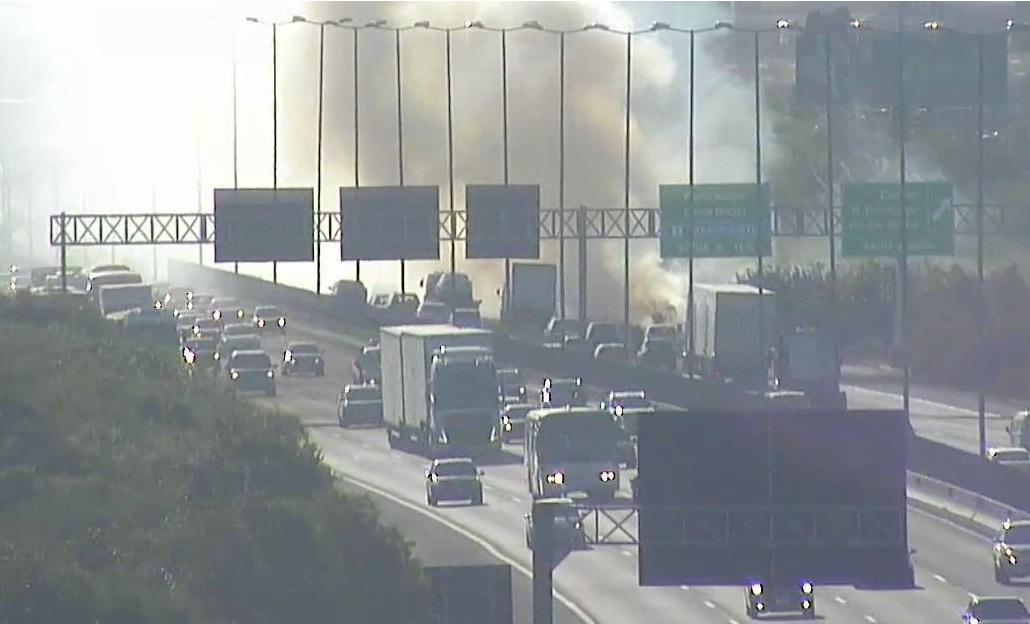 Princ&iacute;pio de inc&ecirc;ndio atingiu uma vegeta&ccedil;&atilde;o &agrave; margem da freeway na tarde de hoje