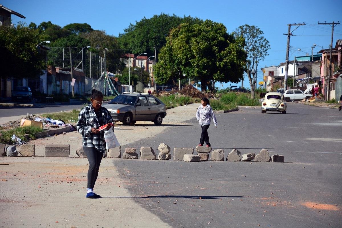 Trabalhos est&atilde;o paralisados desde outubro de 2016 e popula&ccedil;&atilde;o reclama de buracos e dif&iacute;cil acesso