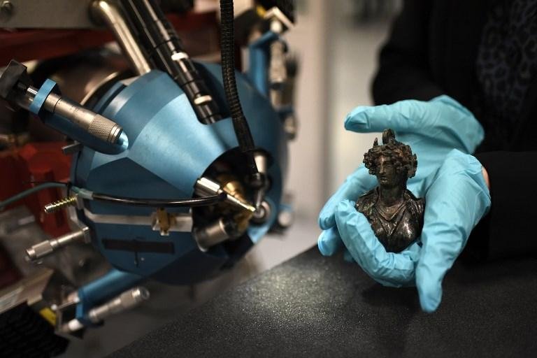 Primeiras obras estudadas pelo novo Aglae s&atilde;o pequenas est&aacute;tuas de bronze