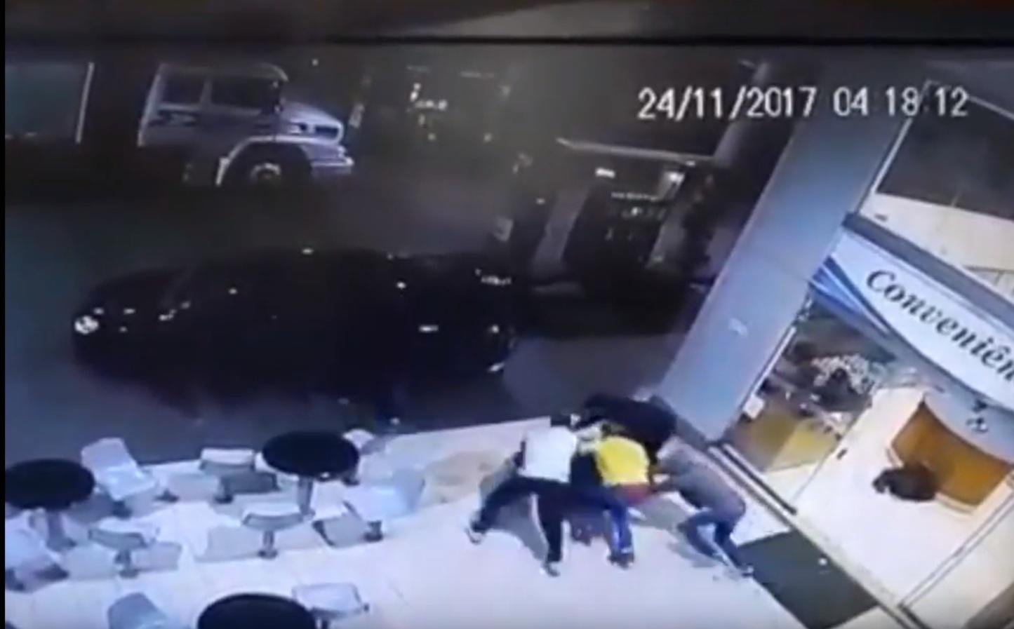 Criminosos trocam tiros com policiais militares