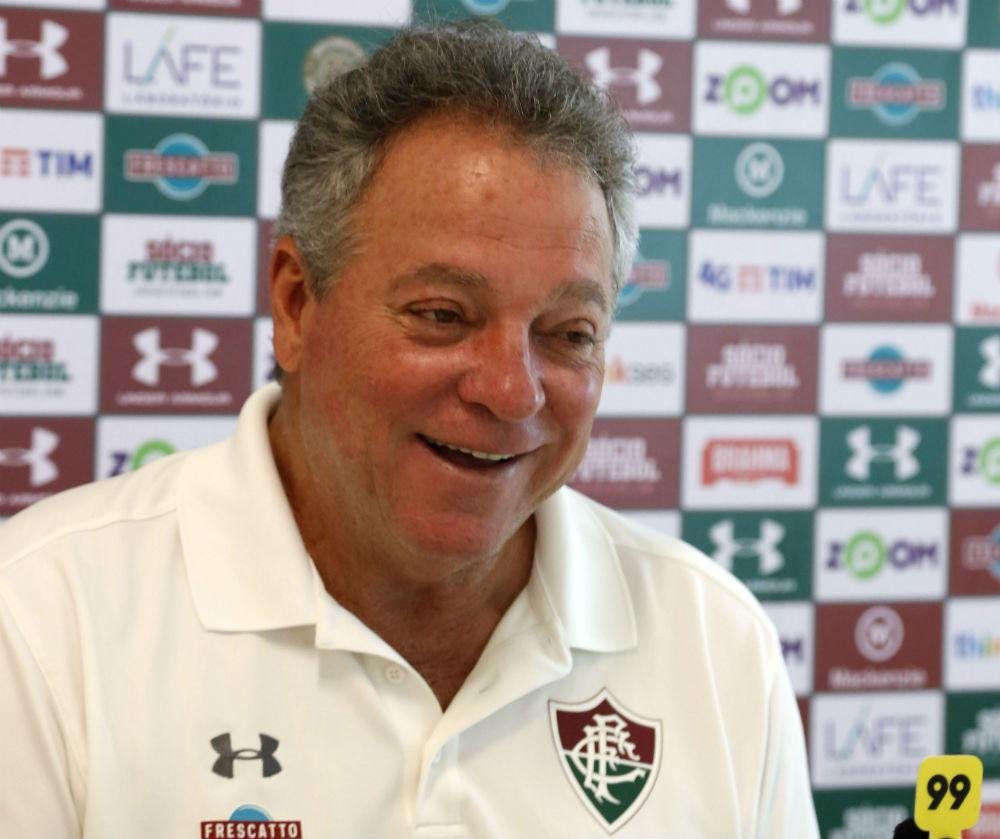 Abel Braga quer cumprir contrato, mas ir&aacute; conversar sobre 2018 com o presidente