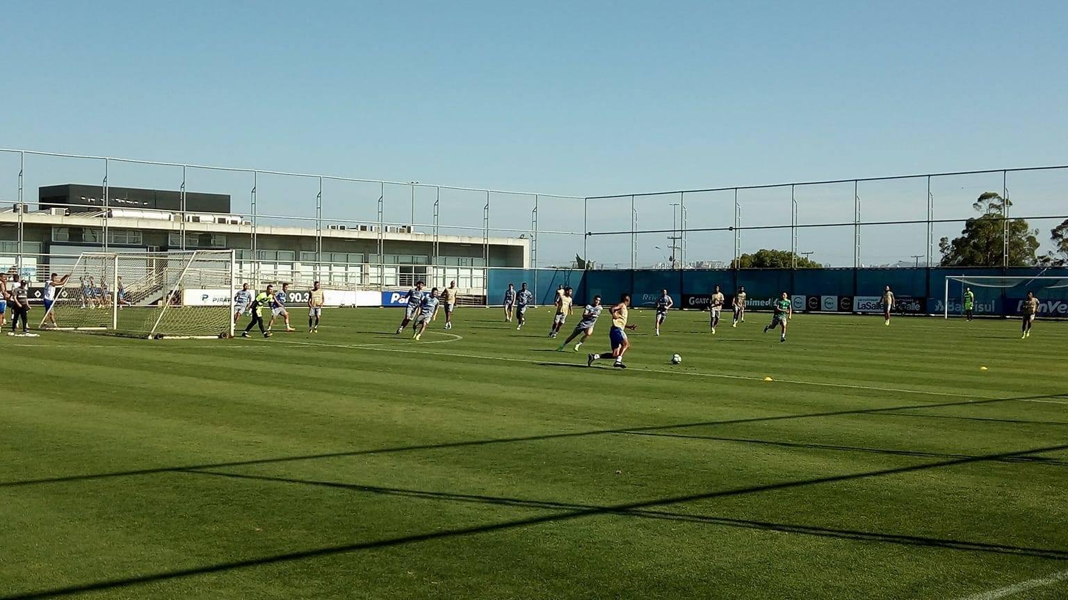 Apenas tr&ecirc;s titulares treinaram com bola