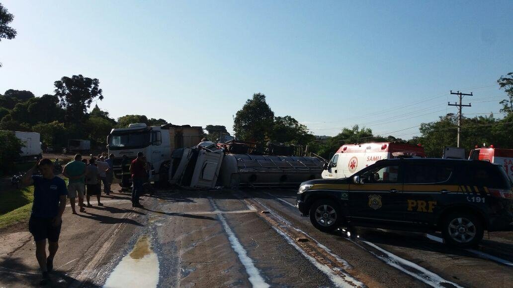 Caminh&atilde;o tombou na pista e derramou leite no trecho do km 343