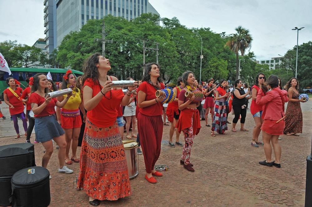 Movimento realizou ato art&iacute;stico na manh&atilde; deste s&aacute;bado em Porto Alegre