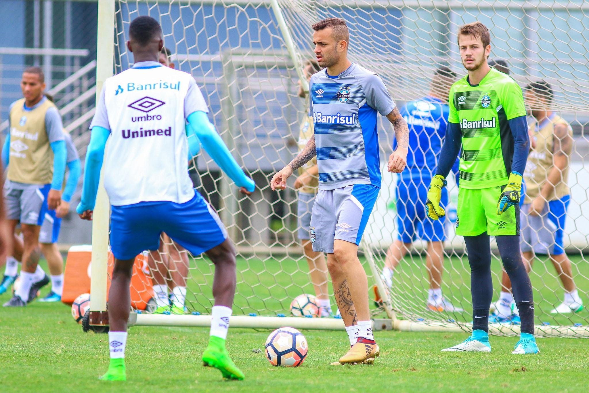 Titulares do Gr&ecirc;mio realizam atividade em campo reduzido