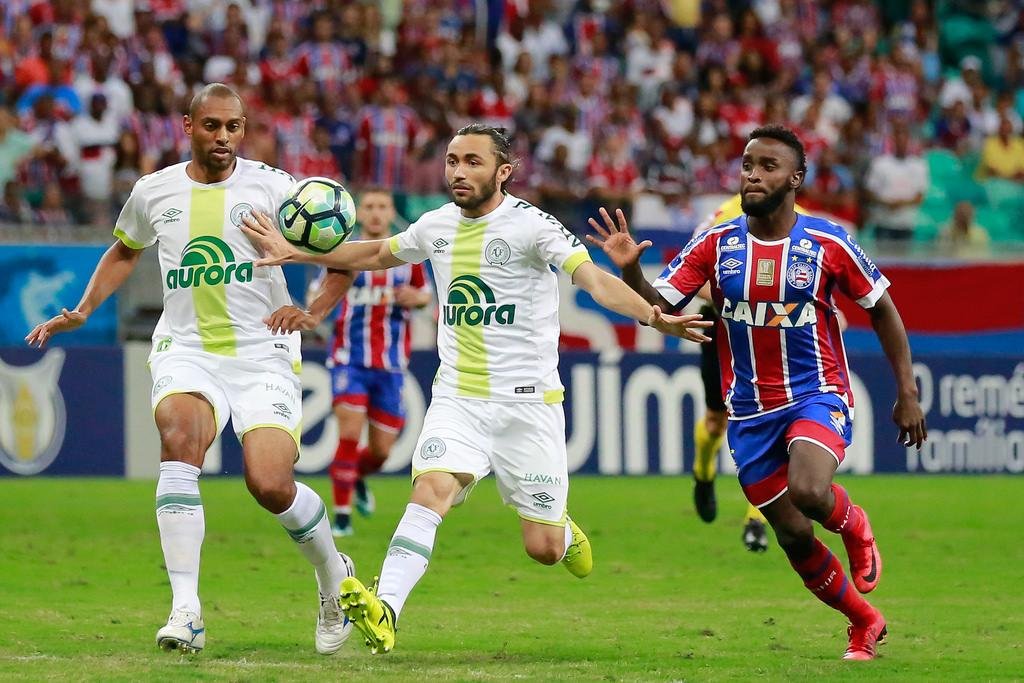 Time catarinense venceu por 1 a 0, com gol de Wellington Paulista e se aproxima do G7