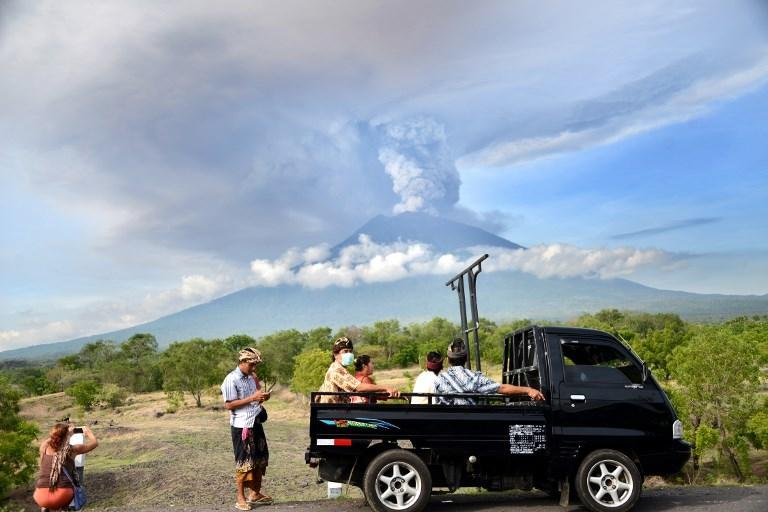 Indon&eacute;sia decide retirar 100 mil pessoas da &aacute;rea do vulc&atilde;o Agung