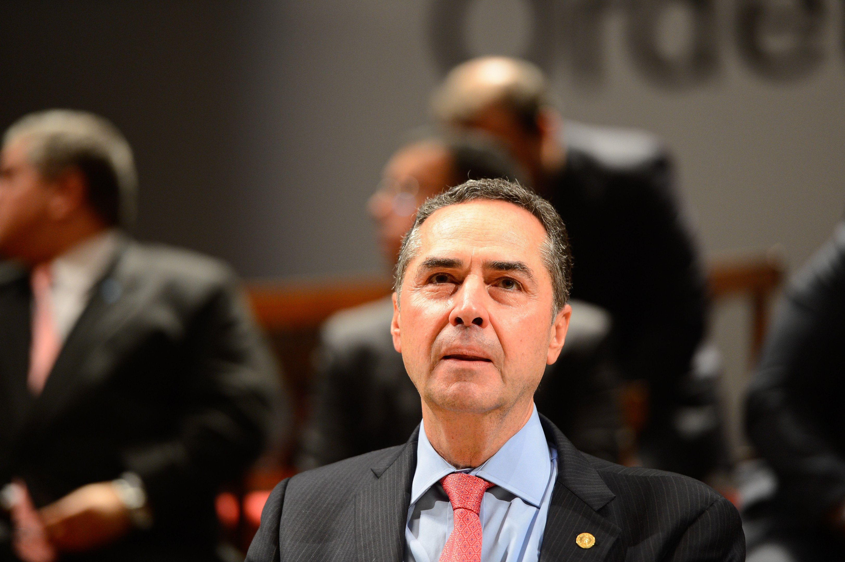 Restri&ccedil;&atilde;o do foro privilegiado deve valer tamb&eacute;m para governadores, diz Barroso
