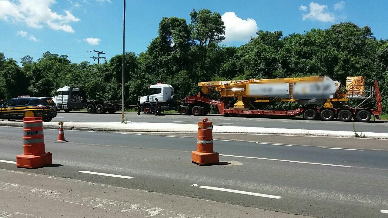 Caminh&atilde;o &eacute; flagrado com 26 toneladas de excesso de carga em Montenegro