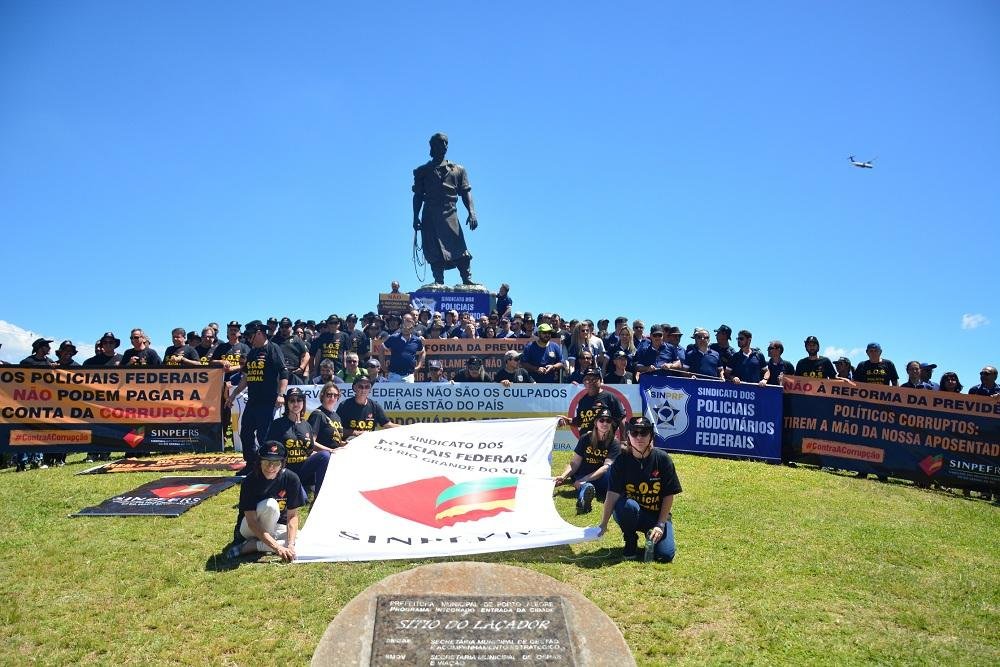 Categoria fez concentra&ccedil;&atilde;o no monumento do La&ccedil;ador e logo ap&oacute;s realizaram caminhada at&eacute; o aeroporto Salgado Filho