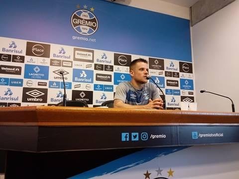 Volante deu for&ccedil;a ao amigo, que dever&aacute; ser titular na quarta-feira