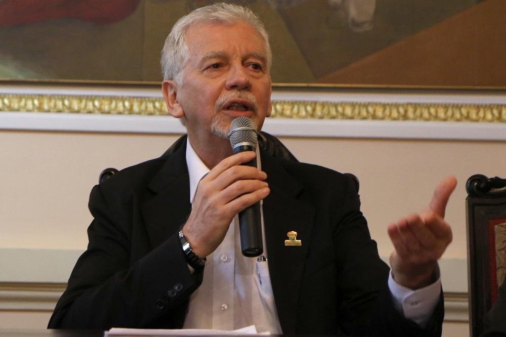 Ex-prefeito anunciou sa&iacute;da do PDT nesta segunda