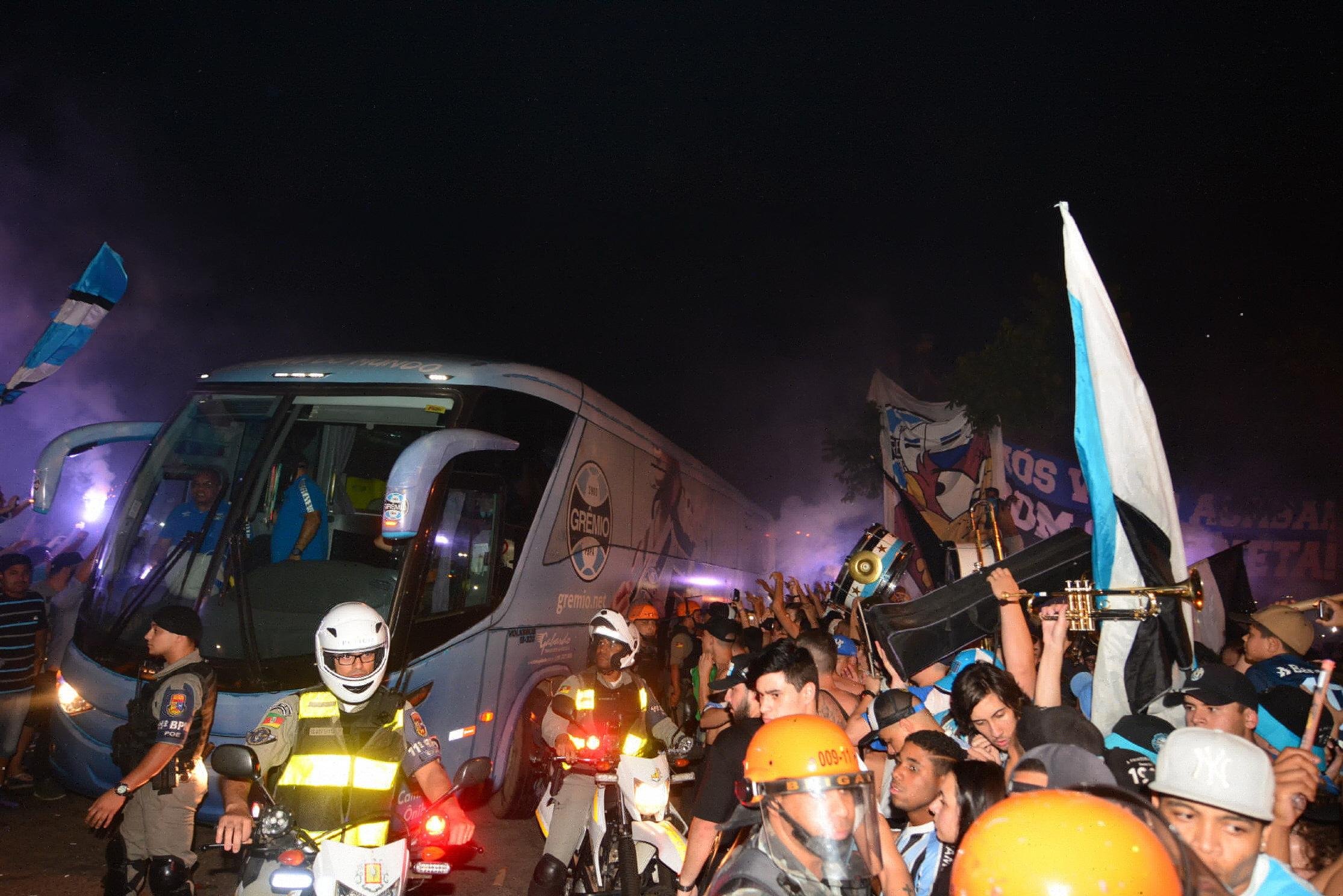 Torcida tricolor lotou o aeroporto para o embarque do Gr&ecirc;mio