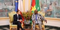 Ataque ocorreu cerca de duas horas antes de presidente francês pousar na África