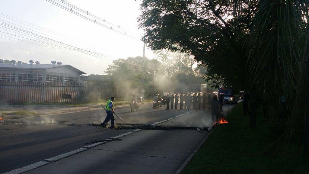 Moradores atearam fogo em pneus em protesto contra falta de &aacute;gua