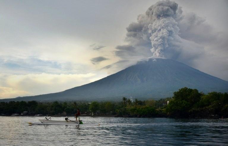 Milhares de habitantes deixaram suas casas nos arredores do vulc&atilde;o Agung
