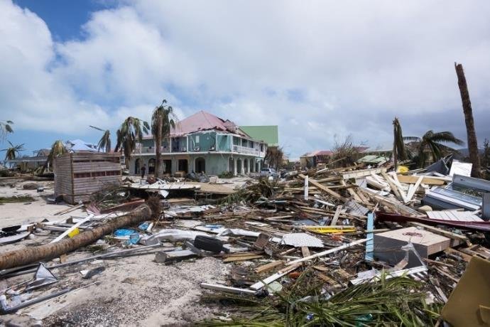 Furac&otilde;es Irma e Maria causaram 2 bilh&otilde;es de euros em danos nas ilhas francesas