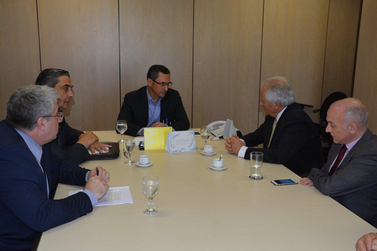 Comitiva do RS em reuni&atilde;o na Secretaria da Fazenda