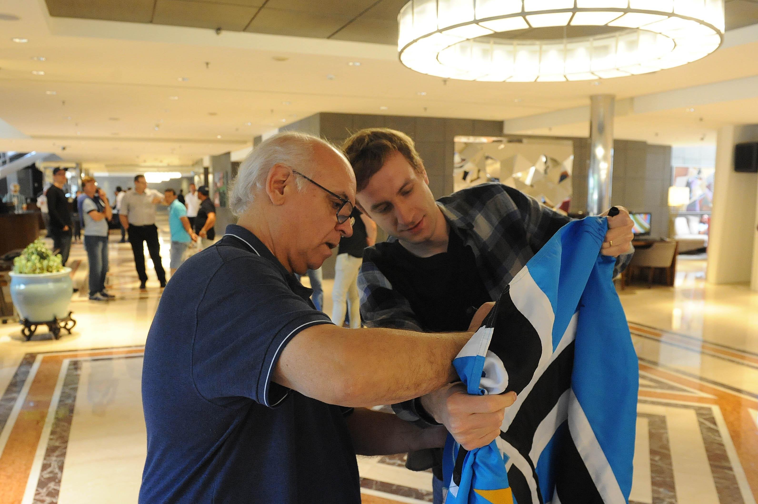 Romildo Bolzan falou com torcedores no hotel antes da final