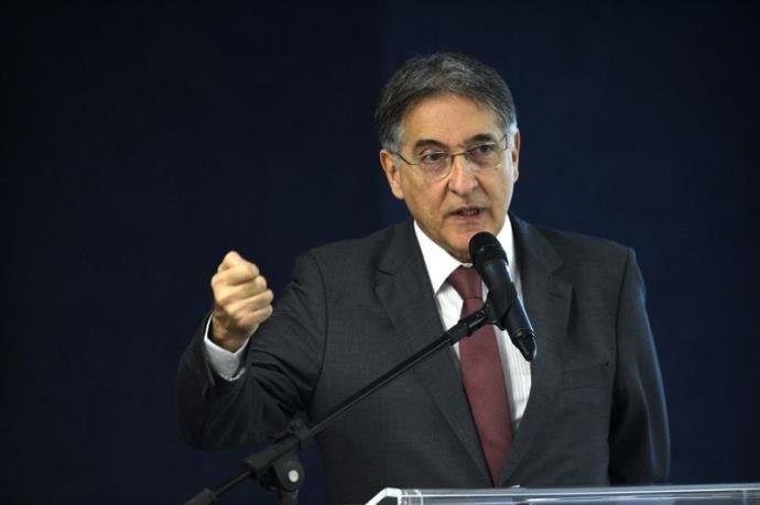 Defesa de Pimentel pede suspens&atilde;o de julgamento at&eacute; STF decidir se limita foro