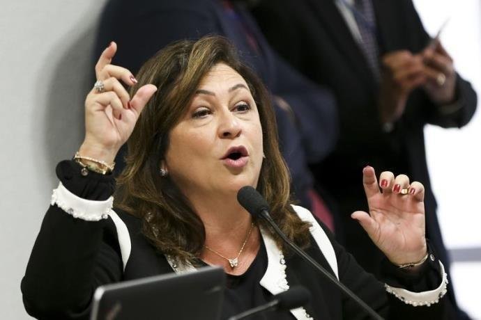 Senadora ainda afirmou que c&uacute;pula do partido "n&atilde;o re&uacute;ne condi&ccedil;&otilde;es morais"