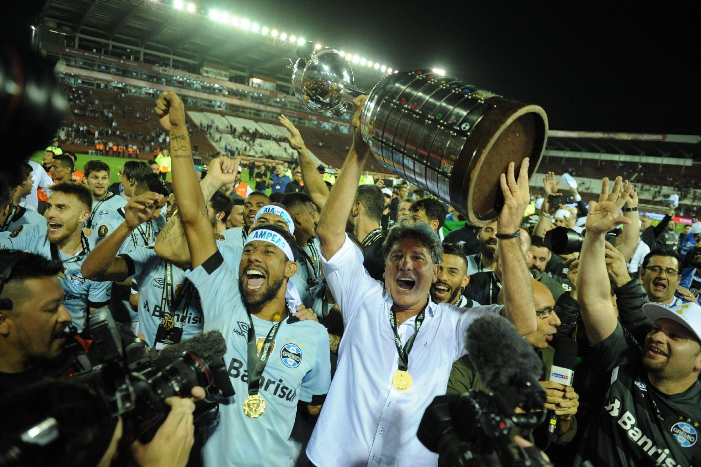 Campe&atilde;o da Libertadores como jogador e t&eacute;cnico, Renato vira mito no Gr&ecirc;mio