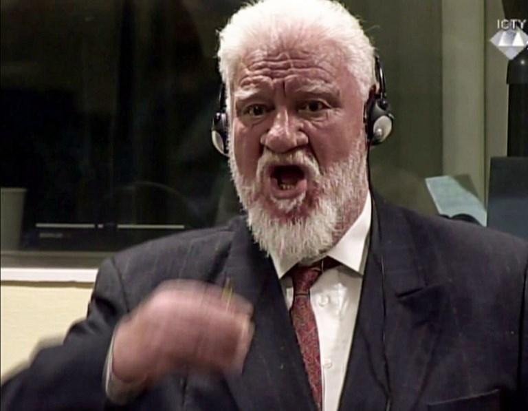 Slobodan Praljak ingeriu o l&iacute;quido letal diante dos ju&iacute;zes e advogados do Tribunal de Haia