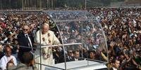 Papa celebra missa para 100.000 pessoas antes de encontro com rohingyas