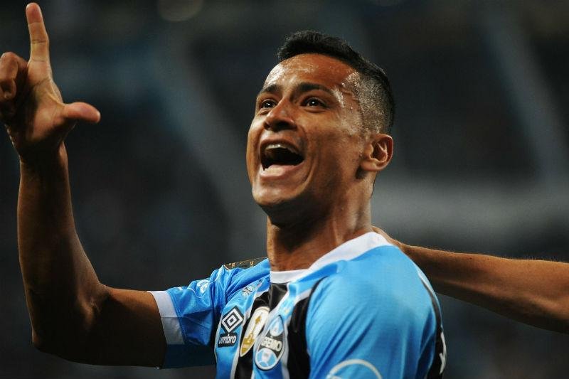 Gr&ecirc;mio far&aacute; consulta &agrave; Fifa por inscri&ccedil;&atilde;o de C&iacute;cero e Cristian 