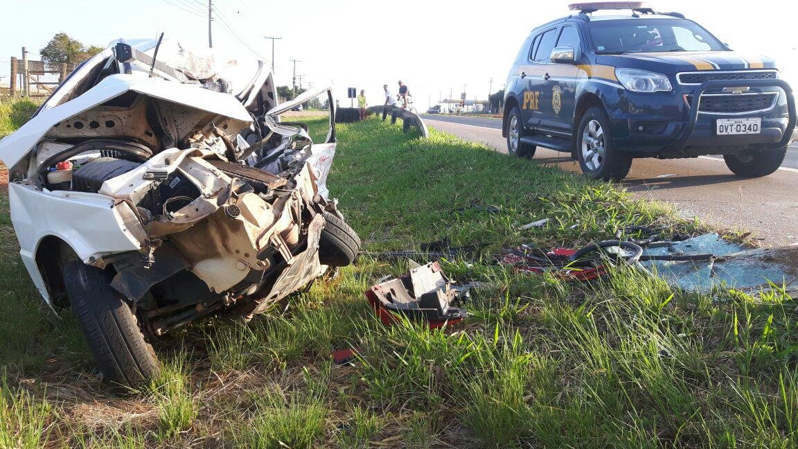 Fiat Uno se chocou contra um caminh&atilde;o Mercedes-Benz em Gua&iacute;ba