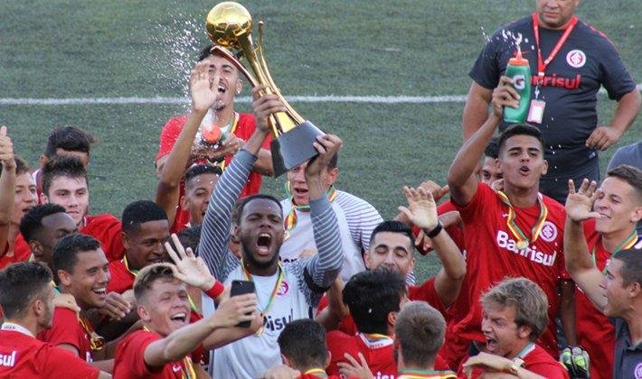 Colorado venceu primeira partida por 1 a 0 e segurou 0 a 0 com um a menos