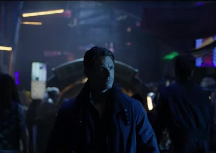 Joel Kinnaman vive o soldado Takeshi Kovacs no seriado