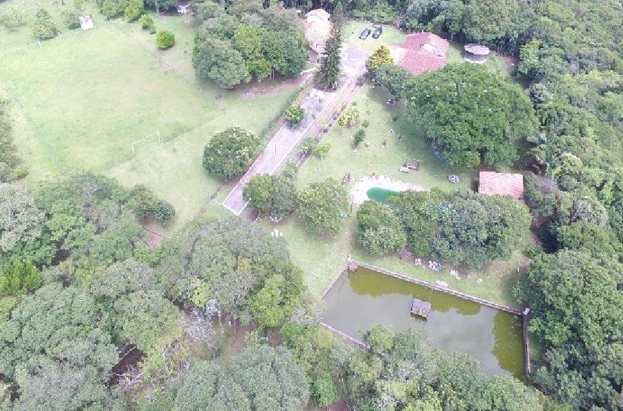 Tr&ecirc;s casas, pista de kart, campo de futebol: fac&ccedil;&atilde;o usava s&iacute;tio milion&aacute;rio como QG