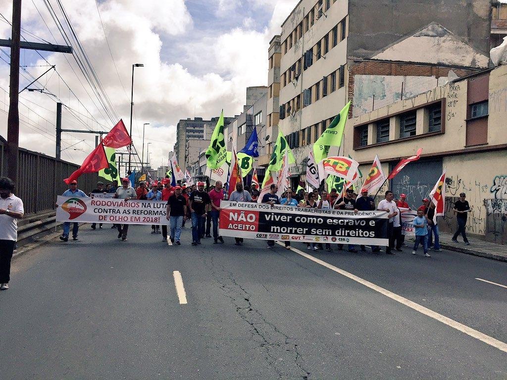 Manifestantes bloquearam a avenida Mau&aacute; durante caminhada at&eacute; o INSS