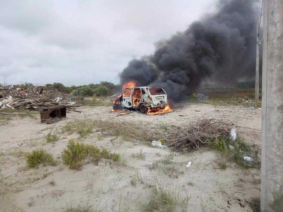 Homem foi encontrado morto dentro de carro incendiado