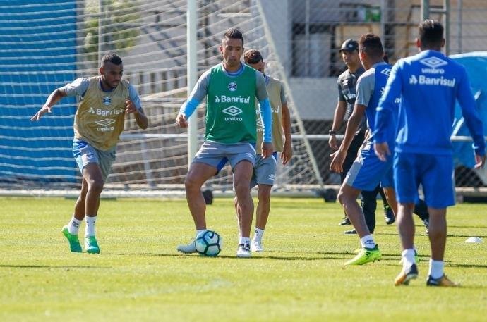 L&eacute;o Gomes (&agrave; esquerda) viajar&aacute; com delega&ccedil;&atilde;o para Mundial 
