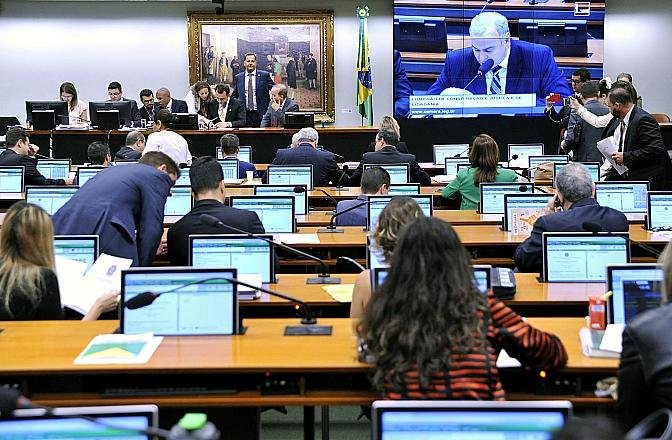 Projeto prop&otilde;e vota&ccedil;&atilde;o exceto nos seis &uacute;ltimos meses do mandato