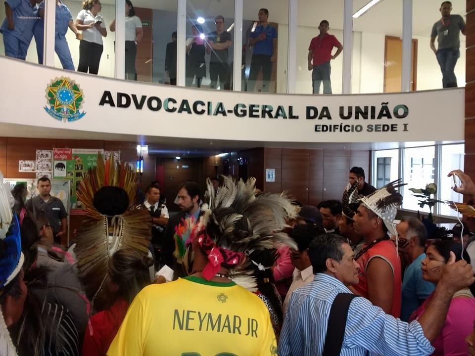 Manifestantes criticam parecer que obrigaria a administra&ccedil;&atilde;o a aplicar tese do marco temporal 