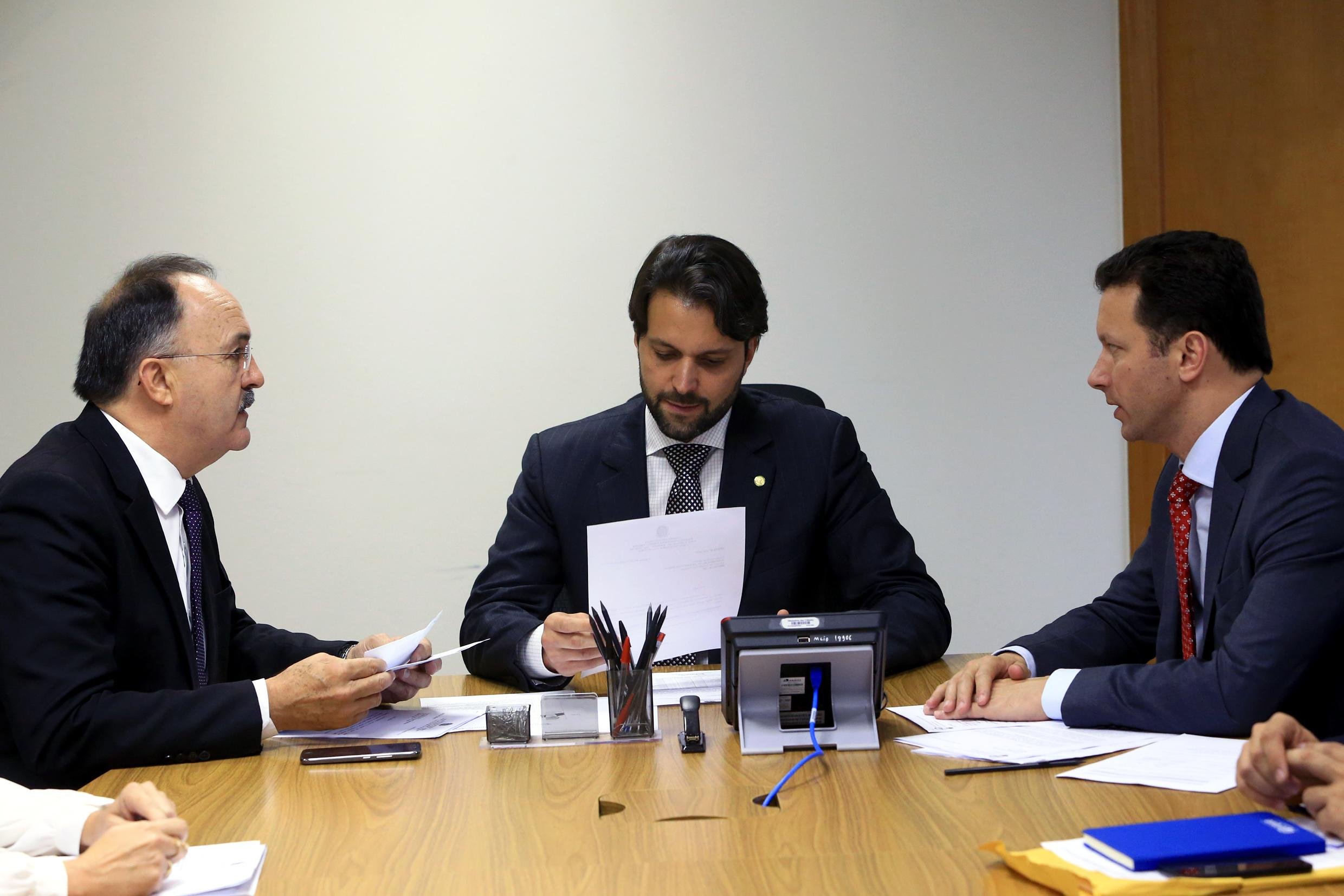 Prefeito tratou de iniciativas que dependem de verba federal com as pastas das Cidades e do Turismo