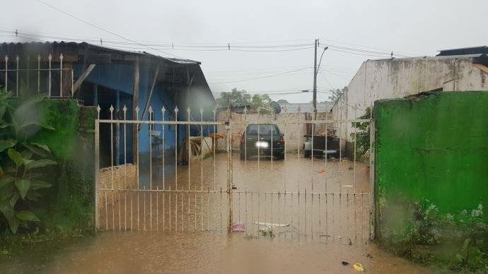 Maioria das casas da avenida Conquista, no bairro Augusta, ficaram alagadas	
