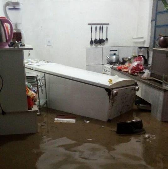 Casa ficou totalmente alagada devido &agrave; chuva desta quinta-feira
