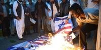 Durante protesto, soldados israelenses queimaram retrato do presidente americano