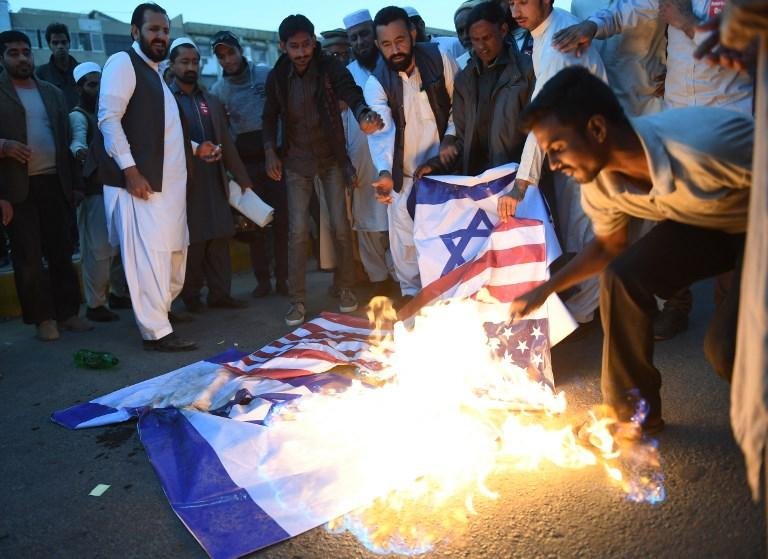 Durante protesto, soldados israelenses queimaram retrato do presidente americano