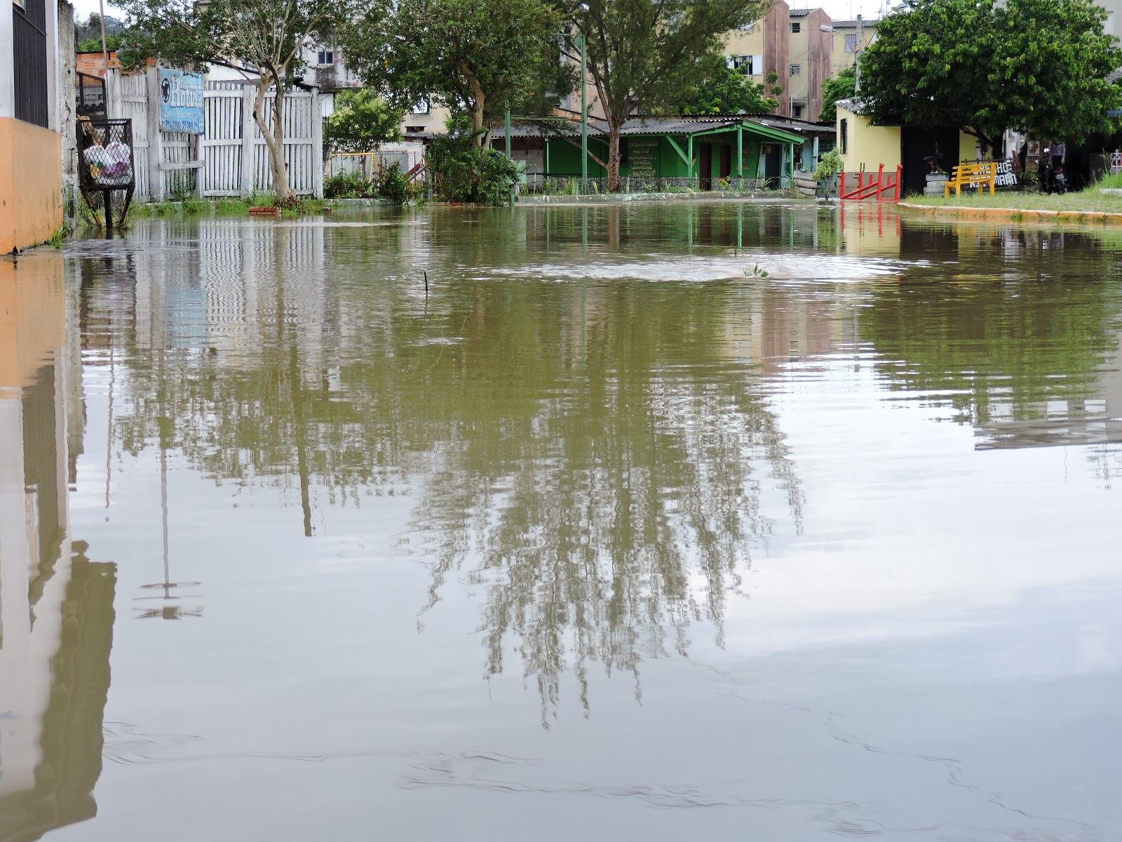Defesa Civil continua em estado de alerta devido &agrave; promessa de mais chuva