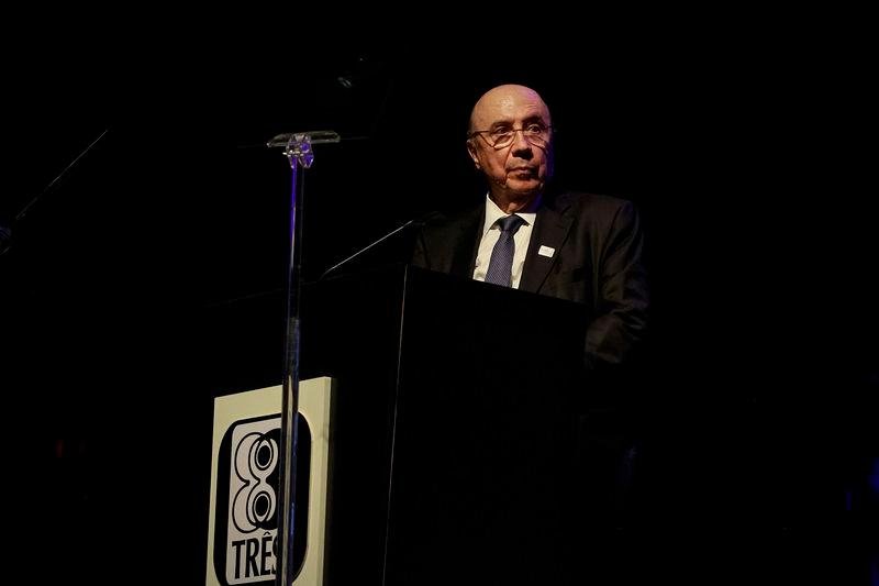 Meirelles assiste a evento evang&eacute;lico e pede ora&ccedil;&atilde;o para economia