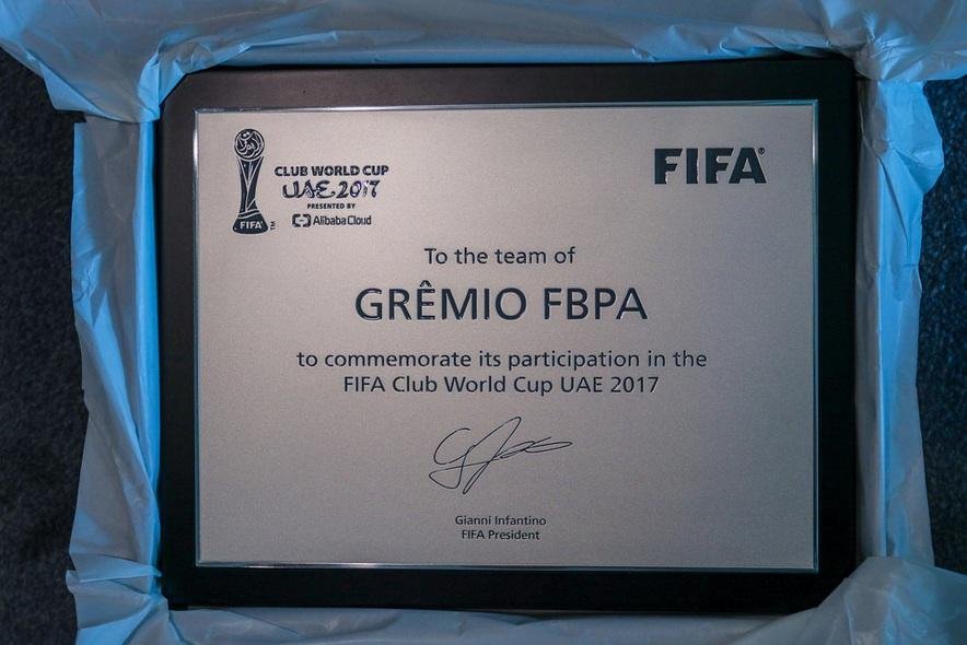 Gr&ecirc;mio recebe placa por participa&ccedil;&atilde;o no Mundial de Clubes 