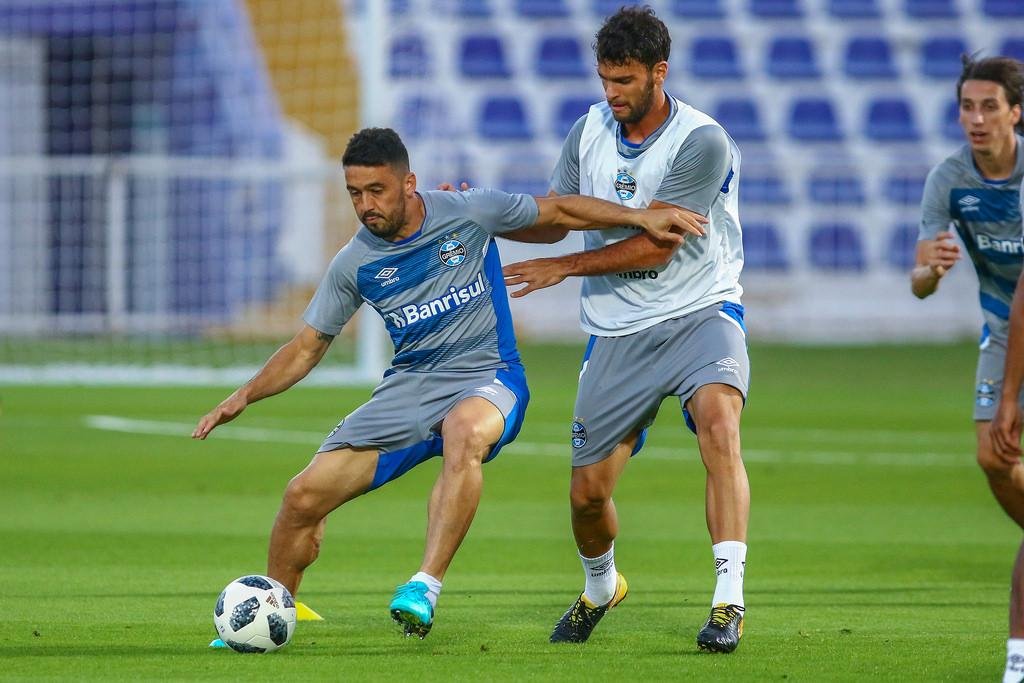 Gr&ecirc;mio faz primeiro treino com bola nos Emirados &Aacute;rabes