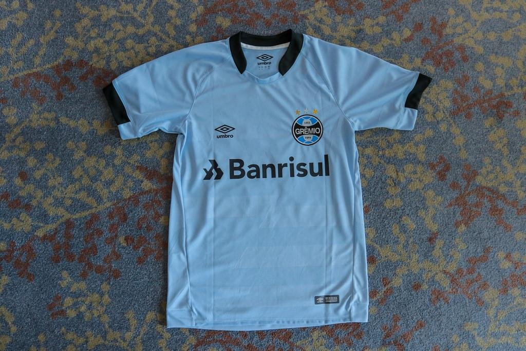 Camisa celeste com apenas o patroc&iacute;nio do Banrisul